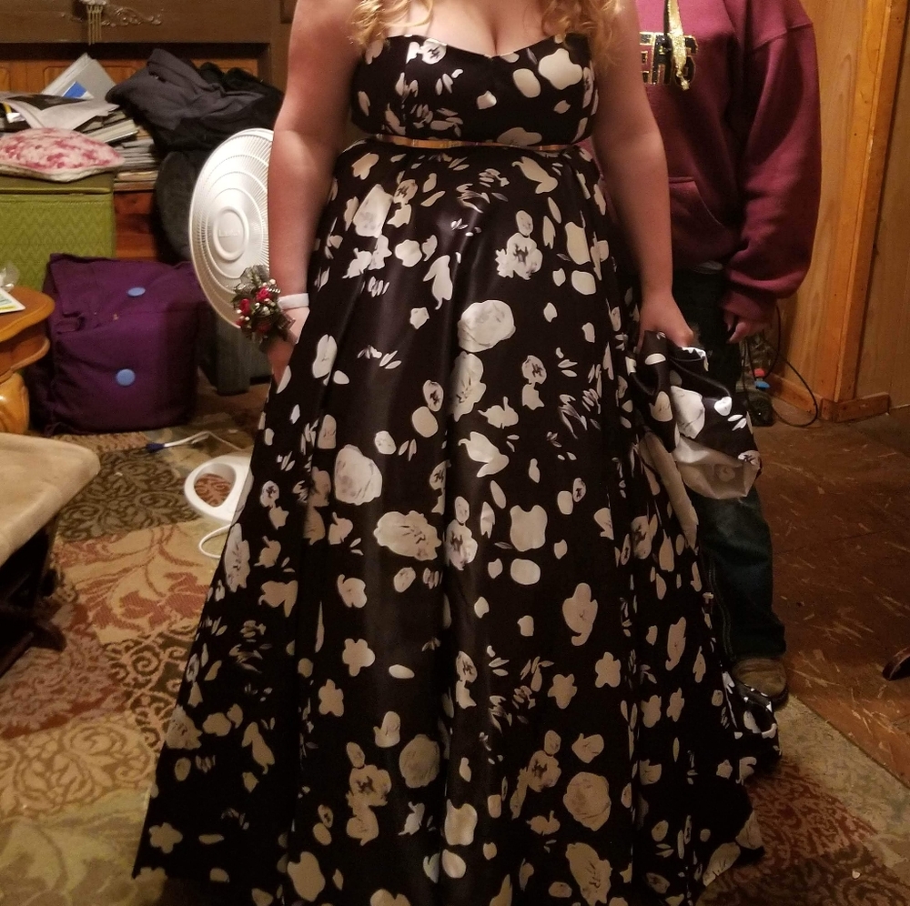 Prom dresses - Picture 2 of 3